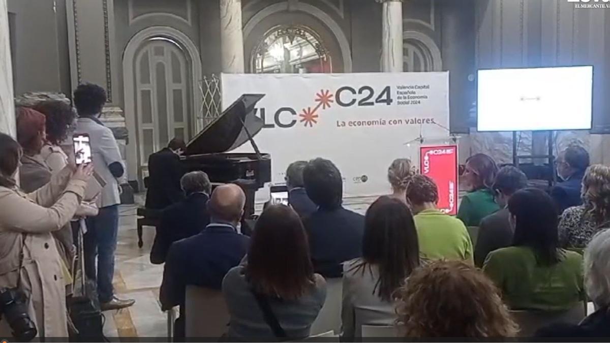 El recital de Egor, un pianista con trastorno del espectro autista en el acto de la capitalidad de Economía Social 2024 en València