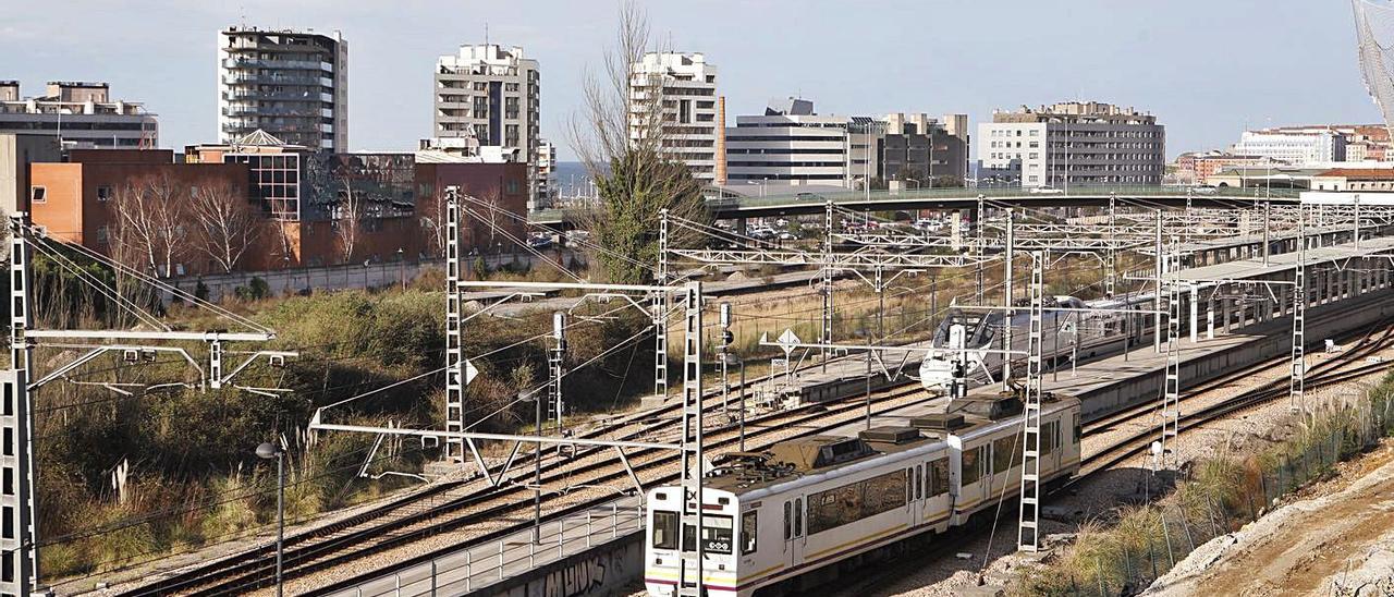 Un tren, a su llegada a los andenes de la estación de Sanz Crespo.