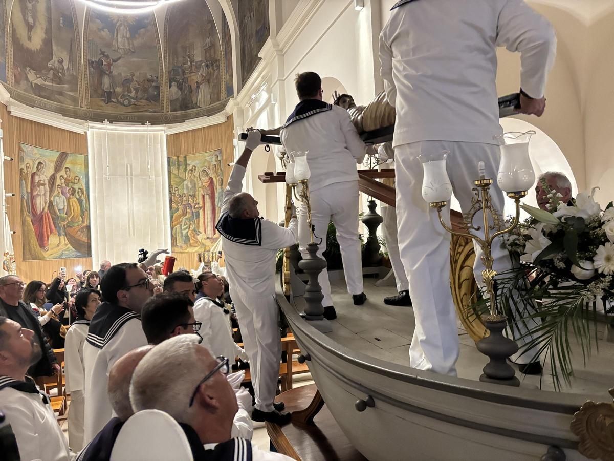 Las imágenes de la multitudinaria procesión de subida de la imagen del Santísimo Cristo del Mar de Benicarló