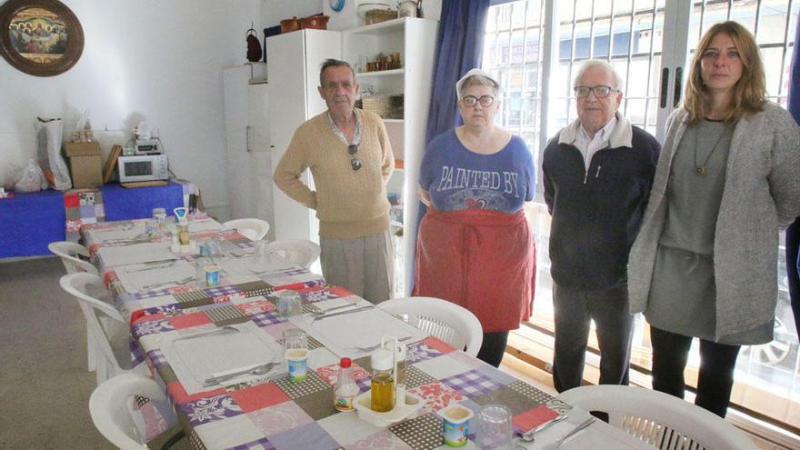 Fernando Gutiérrez, con algunos voluntarios de la ONG, en el comedor de Amfremar.