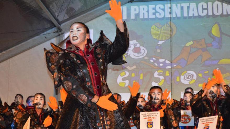 Noelia Vega (en primera fila), junto a sus compañeros de Los Chismosos durante la presentación de la murga.