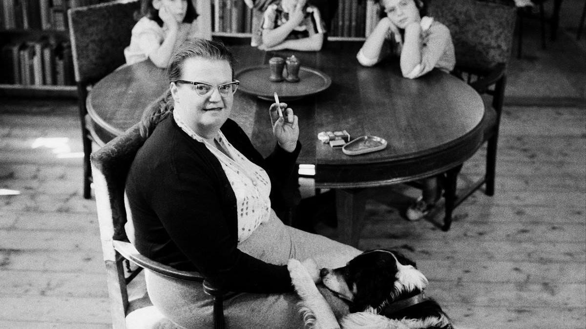 Shirley Jackson, en una imagen de 1956, con sus hijos.