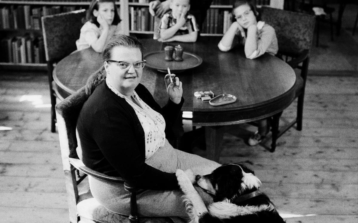 Shirley Jackson, en una imagen de 1956, con sus hijos. 