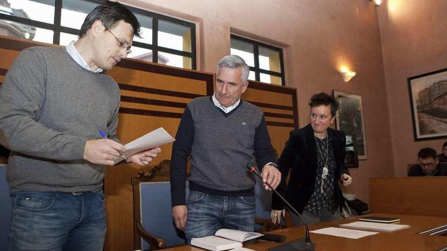 Miguel Martínez, Marcelino Martínez y María Fernández, en el pleno de la Mancomunidad.