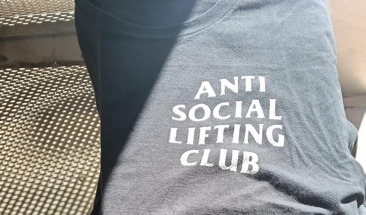 Por la palabra 'Anti' de este texto, su dueño tuvo que quitarse la camiseta que acabó en la basura para poder entrar al estadio del Espanyol para animar al Celta.