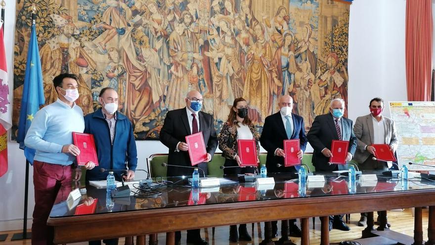 Firma en Toro del convenio de colaboración entre el canal, la Junta y el Gobierno para la modernización. | M. J. C.