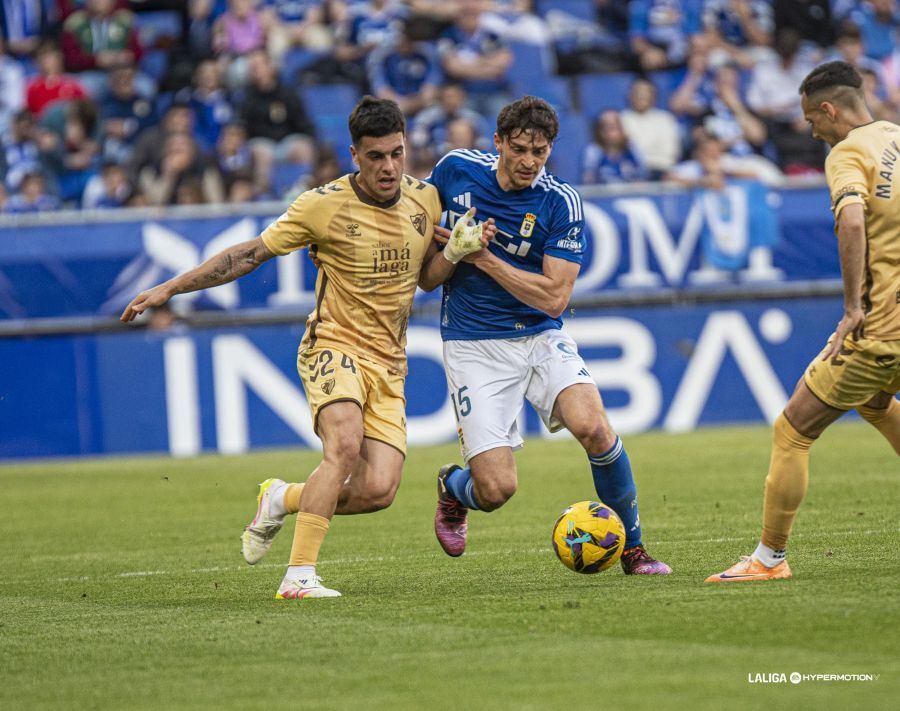 Imágenes de la jornada 33 entre el Real Oviedo y el Málaga CF 2025