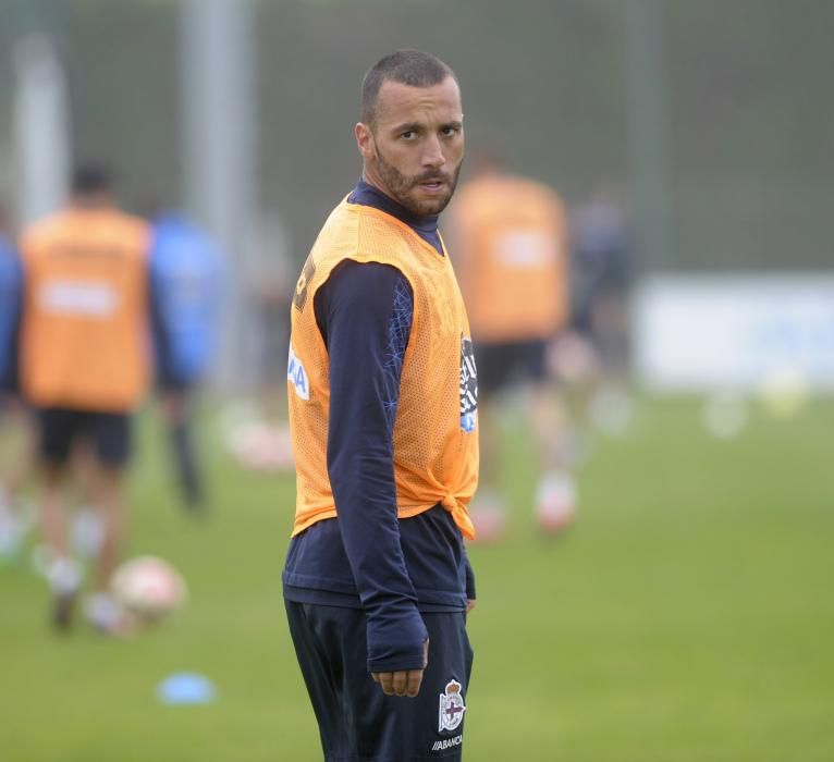 Los de Gaizka Garitano preparan el encuentro en Riazor con las bajas de Joselu y Carles Gil.