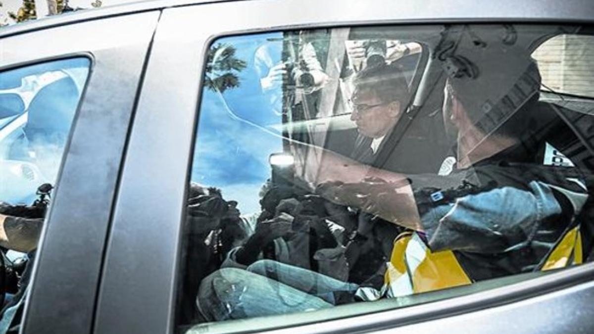 Serafín Castellano sale de su domicilio en un coche policial, ayer, tras ser arrestado.