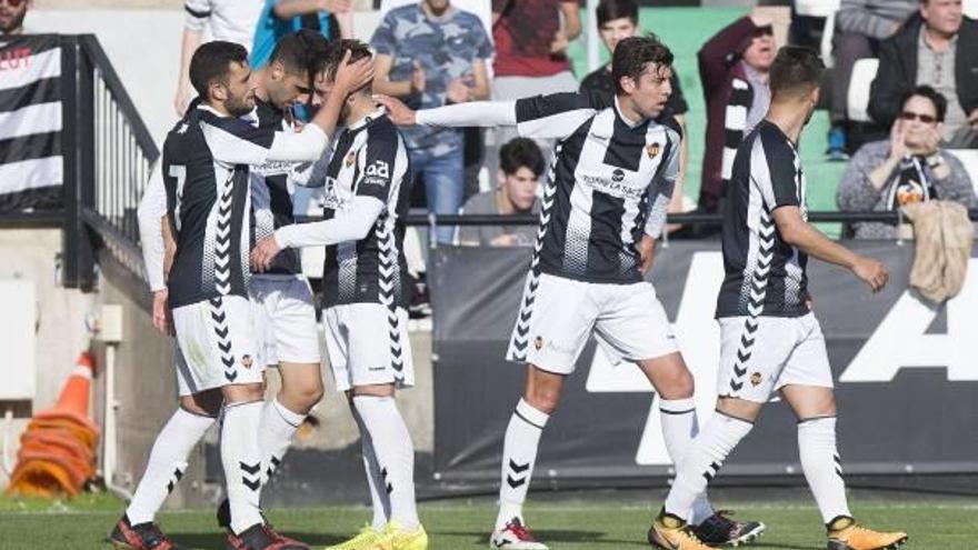 Los jugadores del Castellón celebran el gol ante el Novelda.