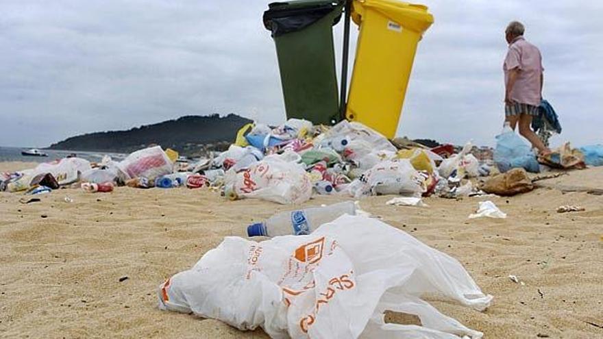 Desperdicios acumulados en varios contenedores en el entorno de Praia América.