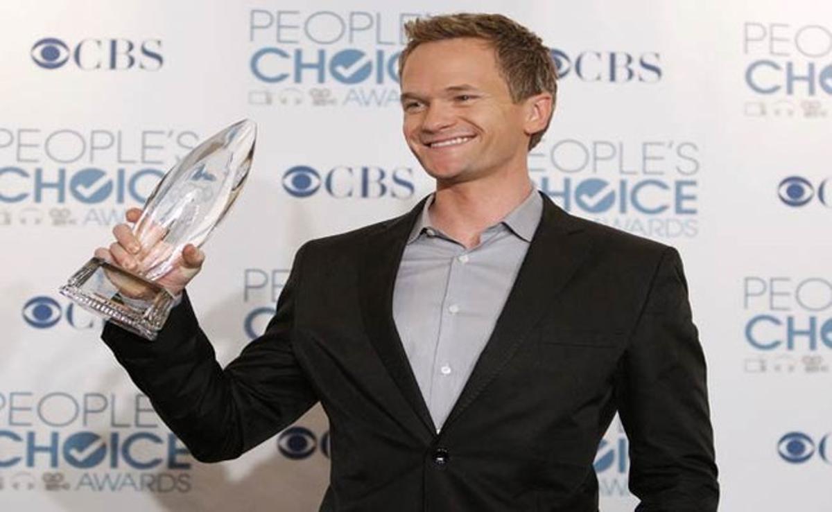 El actor Neil Patrick Harris posa con el premio al mejor actor de comedia por su popular personaje Barney en la serie ’Como conocí a vuestra madre’.