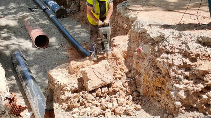 El Consell ordena paralizar las obras de la plaza de España de Palma por los destrozos en los restos de la muralla