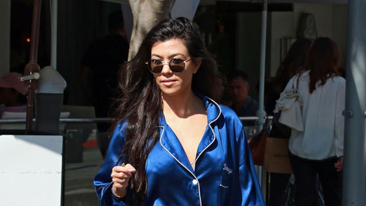 Kourtney Kardashian y su look con pijama bordado