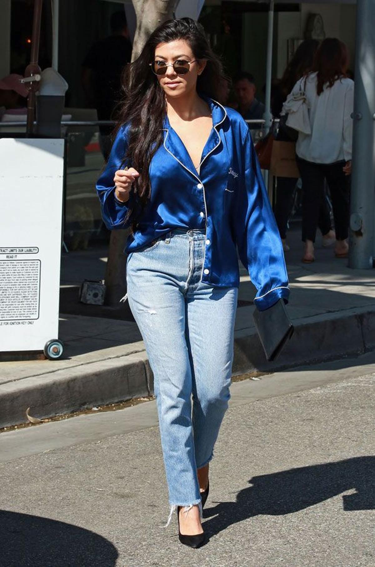 Kourtney Kardashian y su look con pijama bordado