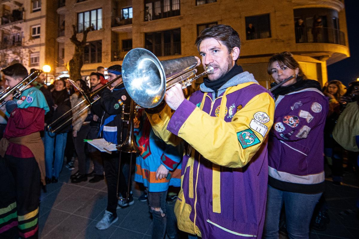Intèrprets de l’orquestra en una de les cercaviles que fan per Carnaval
