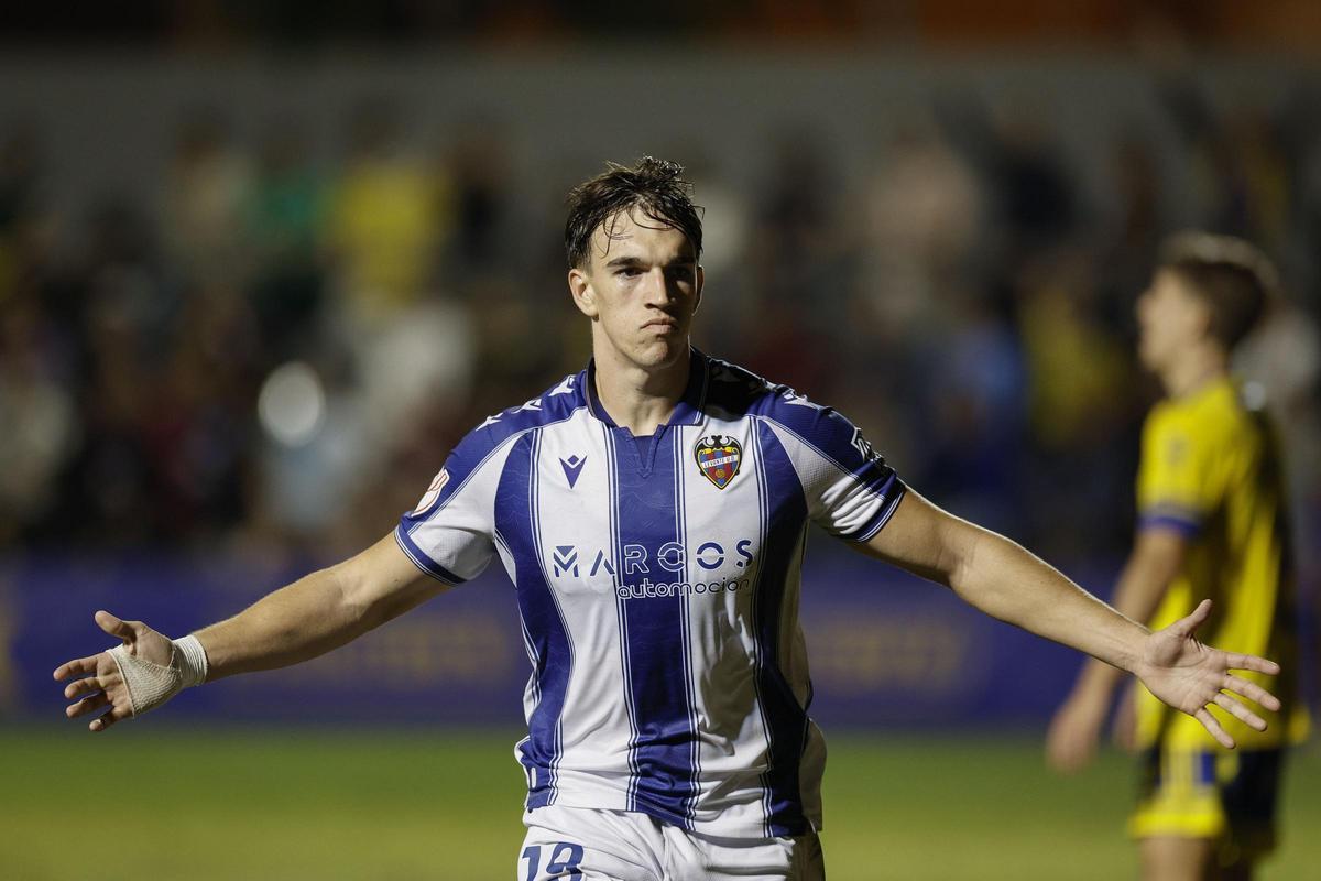 Carlos Espí celebra su segundo gol, cuarto del equipo, durante el Orihuela-Levante.