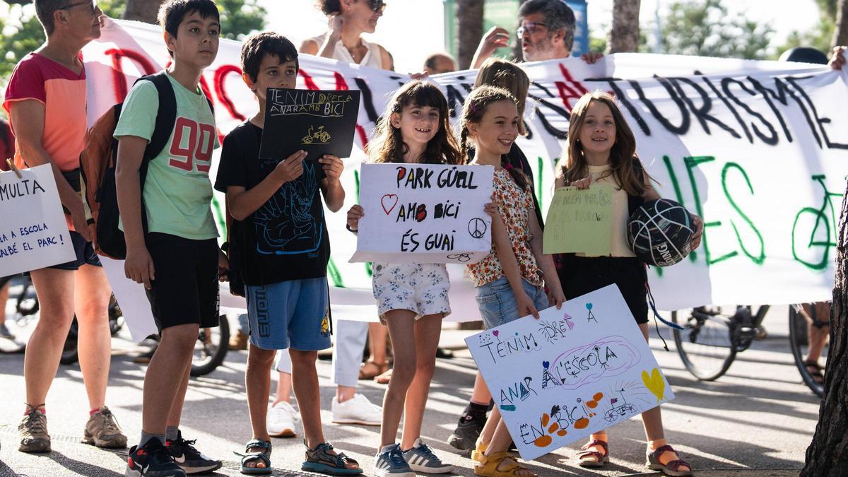 Vecinos del Park Güell protestan por multas a bicicletas Vecinos del Park Güell protestan por multas a bicicletas