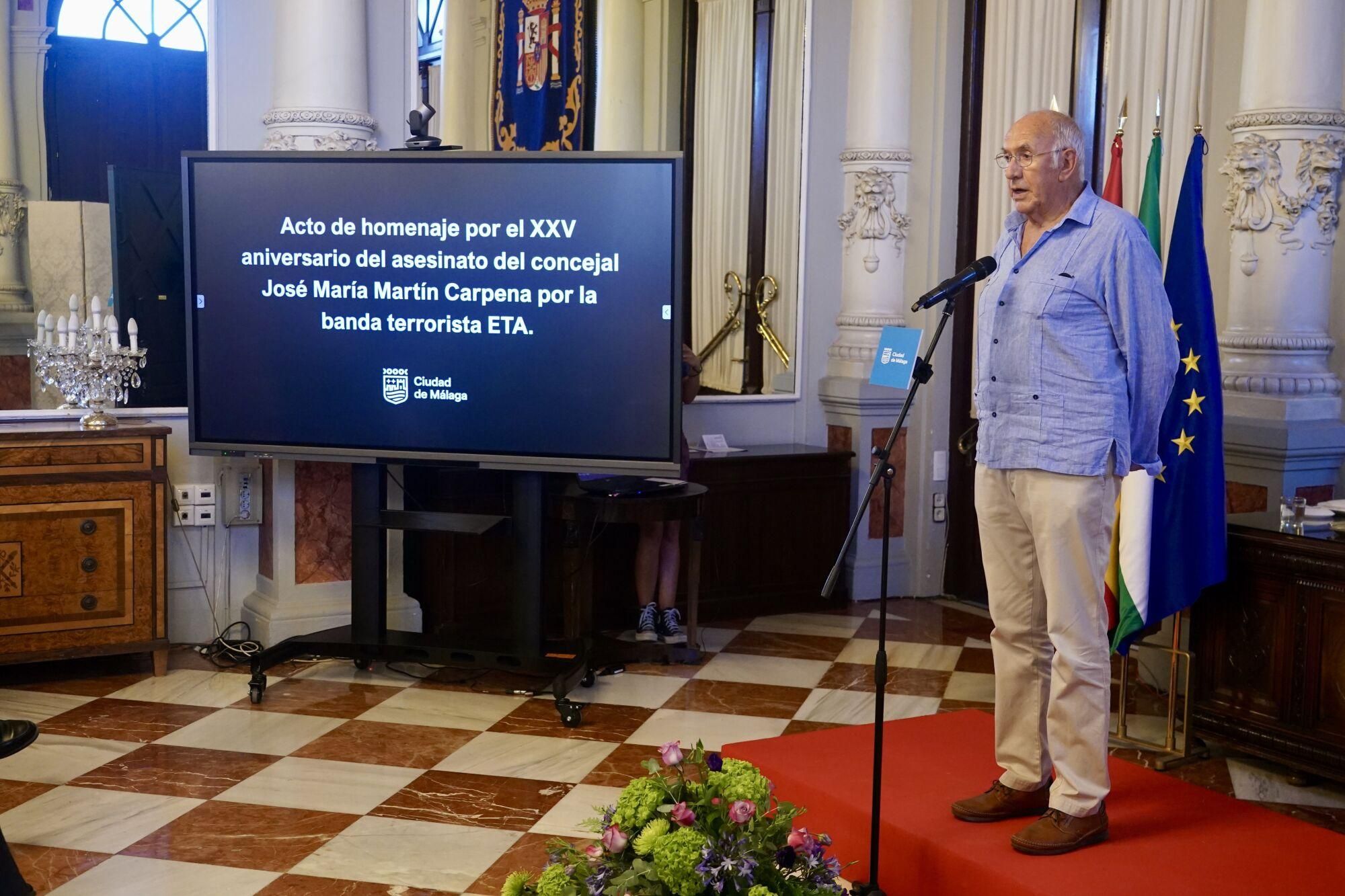  La emoción y la memoria, los momentos asociados al dolor, irrumpieron de regreso al alma de los presentes en el homenaje institucional a Martín Carpena celebrado en el Salón de los Espejos del Ayuntamiento de Málaga. En el mismo lugar en el que hace un cuarto de siglo estuvo situada la capilla ardiente en la que lo lloró su ciudad. 