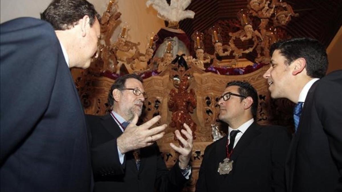 Mariano Rajoy conversa con miembros de la Hermandad de los Nazarenos de Ayamonte (Huelva).