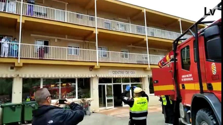 Reciben con aplausos a la UME en la residencia sanitaria Santa Llúcia de Dénia