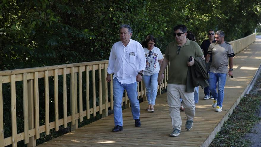 Visita del alcalde a la apertura de la nueva senda este martes.