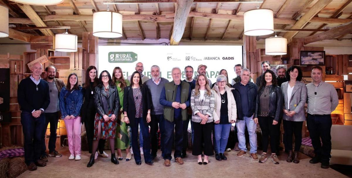 Foto de familia de los invitados al Foro Rural Sustentable que se celebra en Chantada