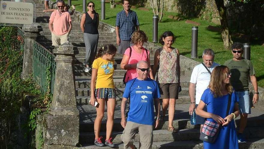 Un grupo de turistas baja las escaleras que llevan a la iglesia de San Francisco. // Rafa Vázquez