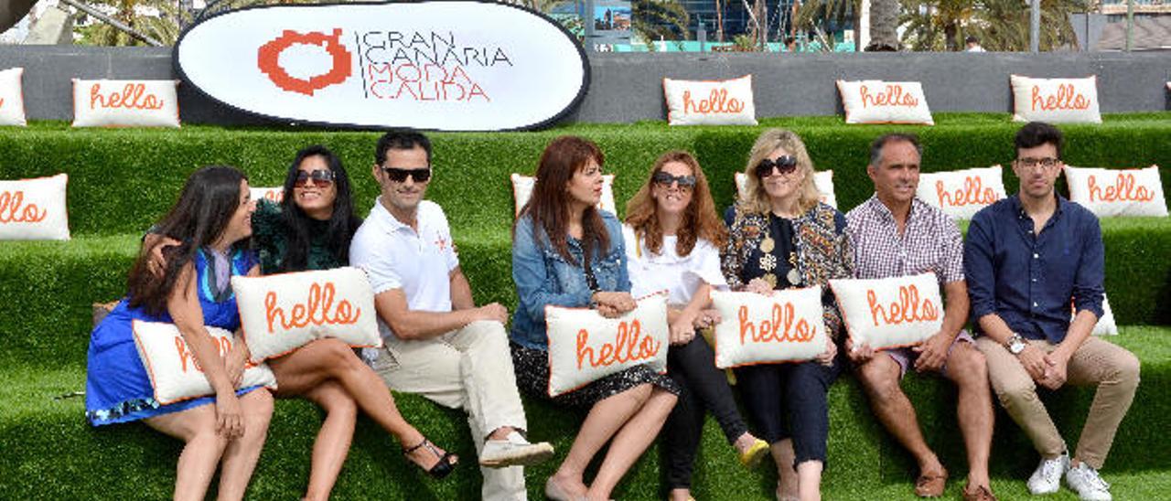 De izquierda a derecha, los diseñadores de las firmas infantiles que desfilarán en Gran Canaria Moda Cálida, con la consejera Minerva Alonso, en el centro.