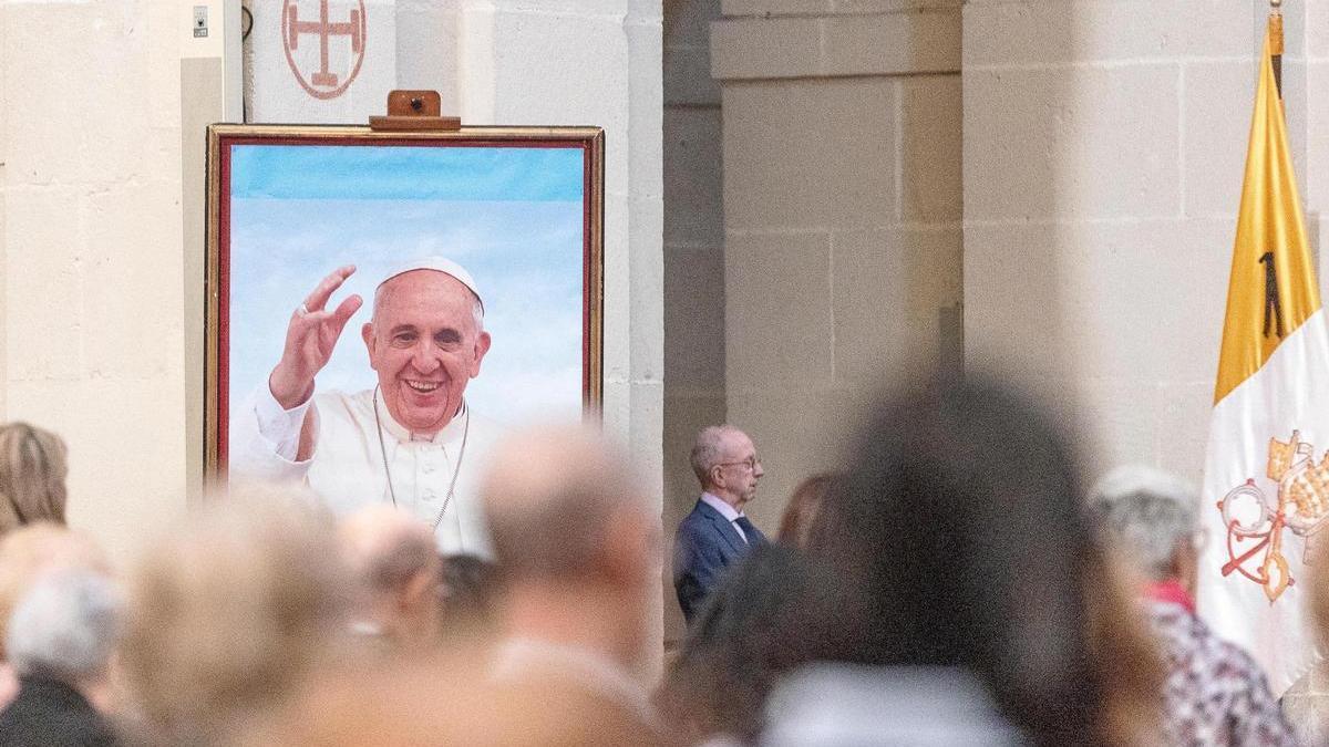 Un retrato del papa Francisco preside la misa por San Vicente Ferrer en la concatedral de San Nicolás de Alicante