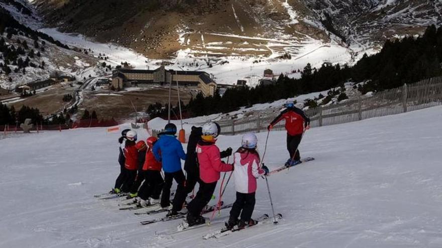 Un grup de joves esquiadors i el monitor a l&#039;estació de Vall de Núria durant els dies de Nadal del 2020.