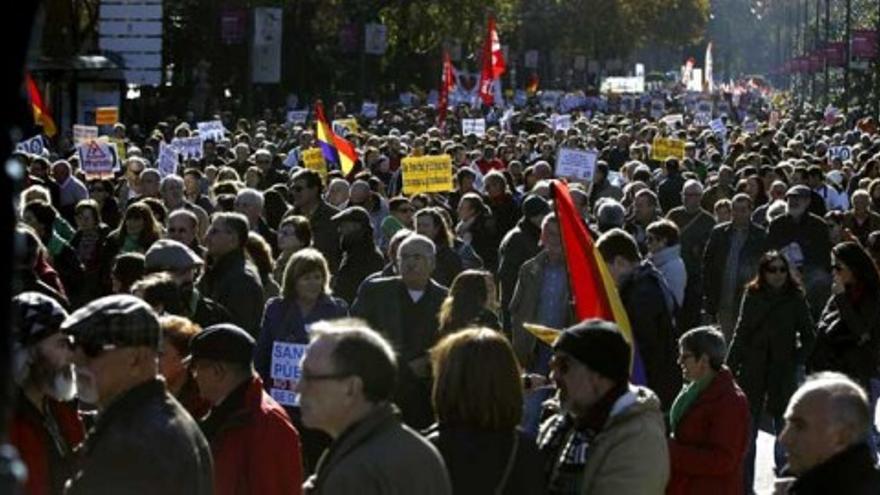 Mareas multicolores contra el Gobierno toman las calles