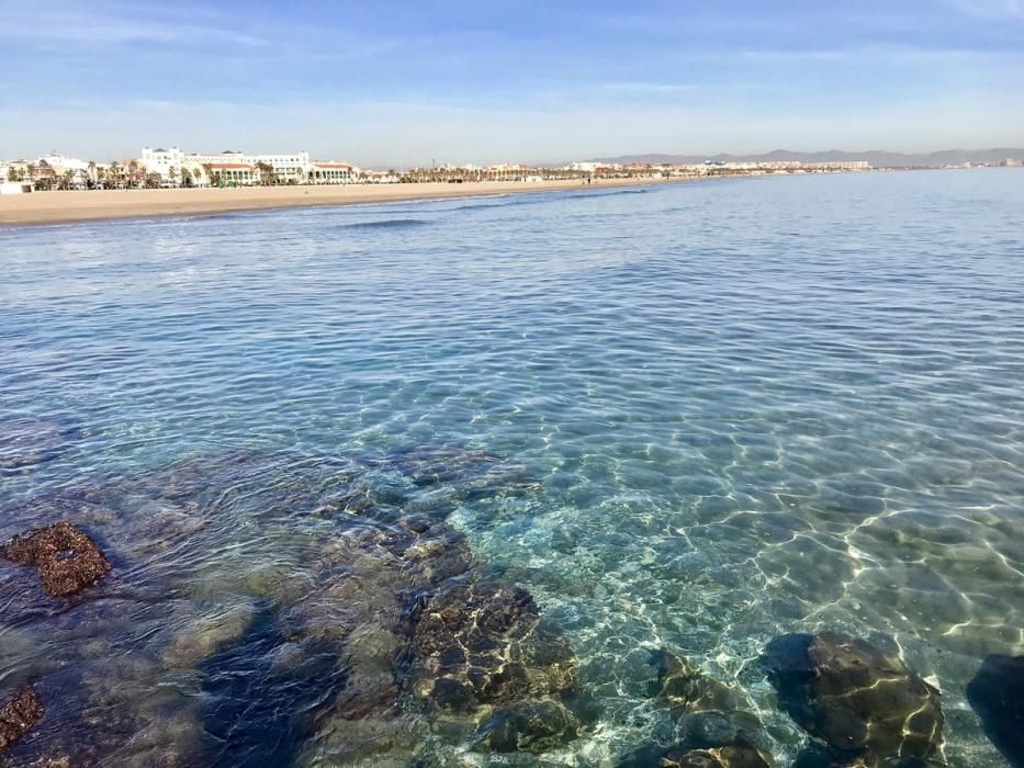 Aguas cristalinas en la playa de Las Arenas