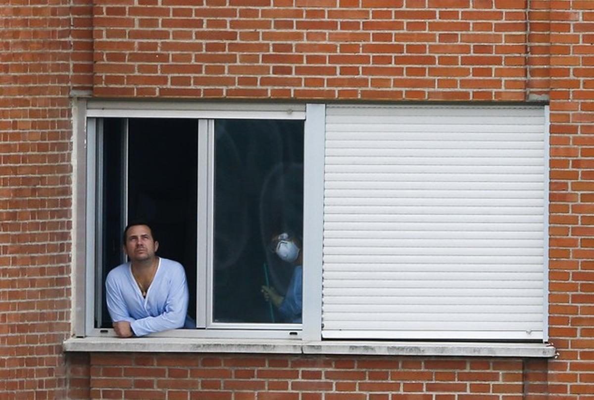 Javier Limón, marit de Teresa Romero, mira per la finestra de la seva habitació.