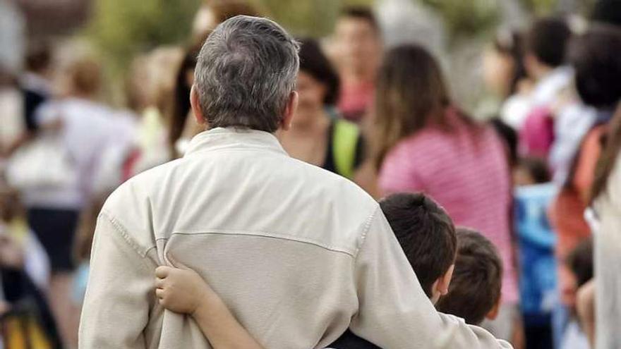 Un padre acompaña a su hijo el primer día de colegio.