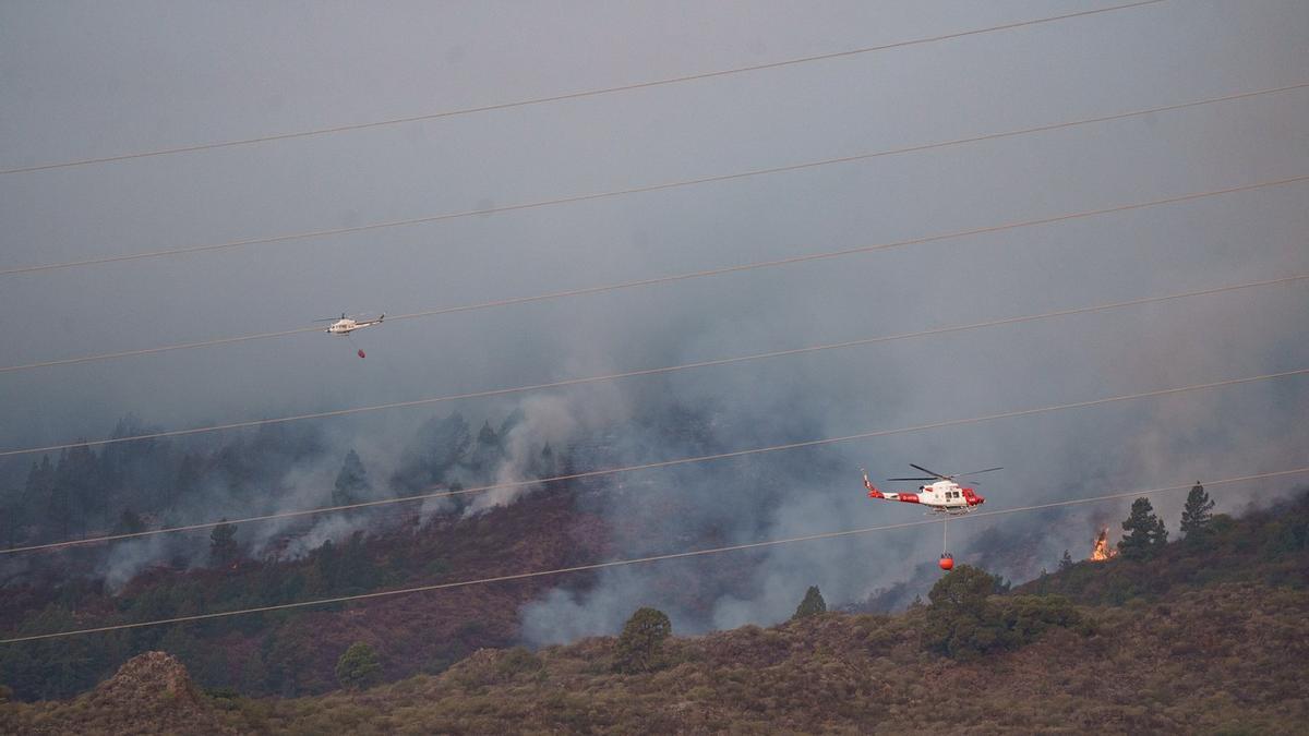 Los medios aéreos del Estado y del Gobierno de Canarias ya actúan en el incendio de Tenerife