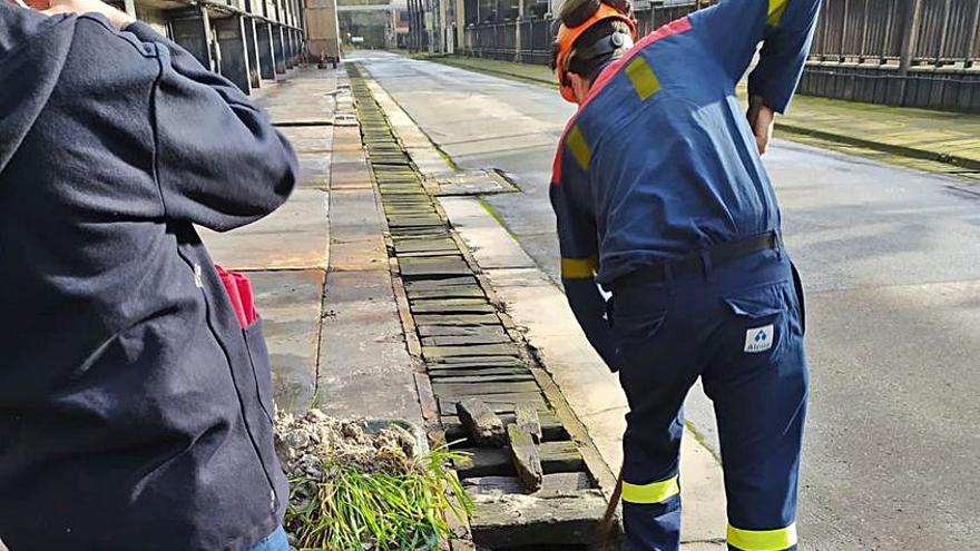 Obreros de Alu Ibérica, en una de las calles de la planta.