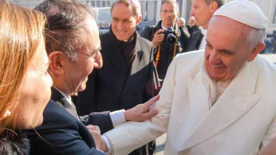 El Papa Francisco saluda al presidente de Coren, Manuel Gómez Franqueira, y a su hija María. // Fdv