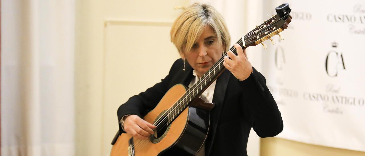 Ana María Archilés, en una actuación reciente, participará como artista invitada en el I Encuentro Internacional de Mujeres Guitarristas.