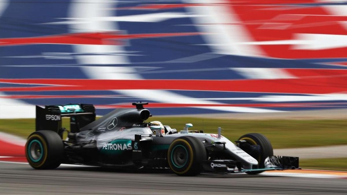 Lewis Hamilton conduce el Mercedes durante la carrera del GP de las Américas, en Austin.