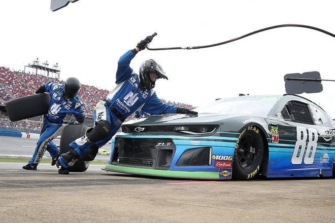 Alex Bowman, conductor del Chevrolet # 88 Nationwide / Amazon Echo Auto, se enfrenta durante la Monster Energy NASCAR Cup Series 1000Bulbs.com 500 en Talladega Superspeedway.