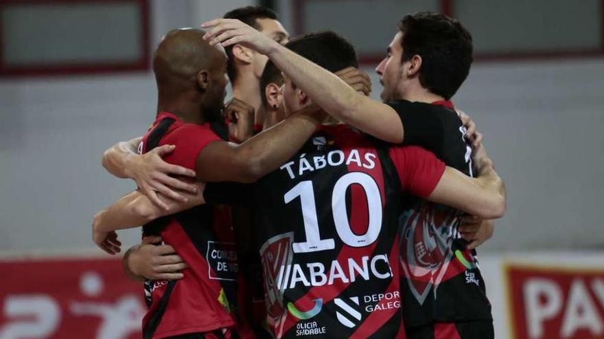 Los jugadores del Club Vigo Voleibol festejan su victoria de ayer en Coia. // Adrián Irago