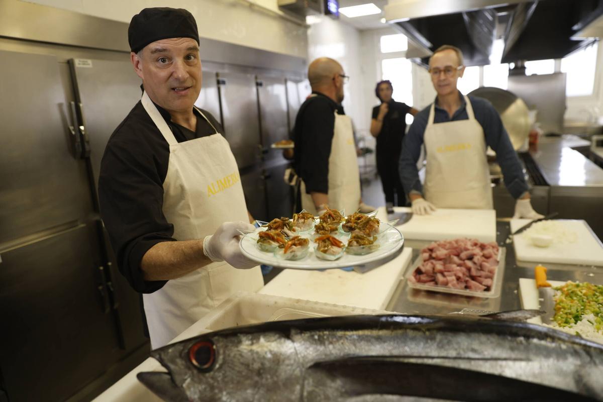 El "campanu del mar", marmitaco solidario en la Cocina Económica