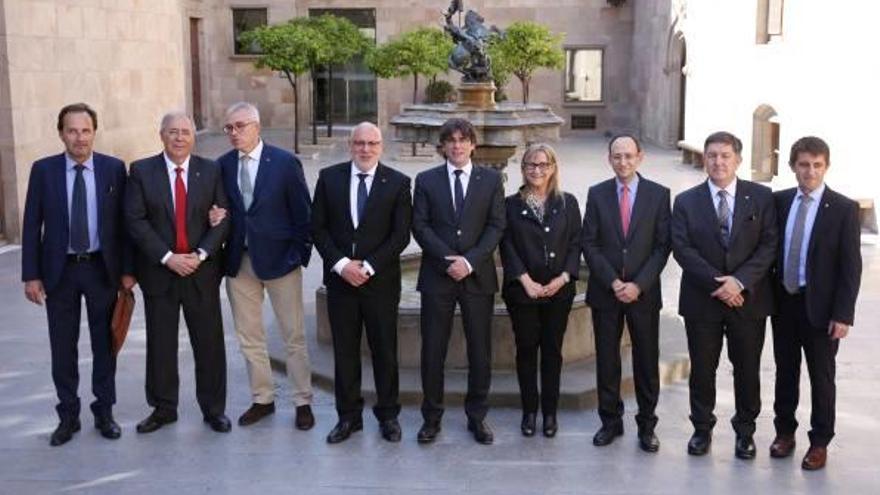 Sergi Bonet, a l&#039;esquerra, acompanya els altres rectors i els polítics, amb Carles Puigdemont al centre.