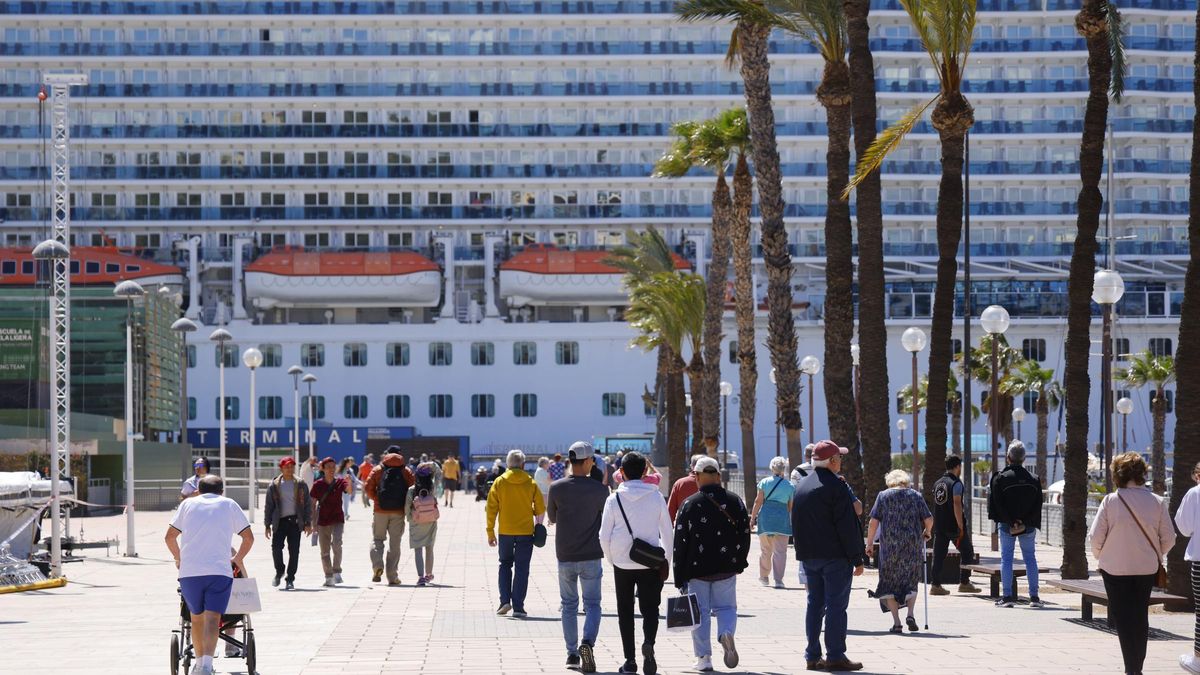 Un grupo de cruceristas visitando Cartagena.