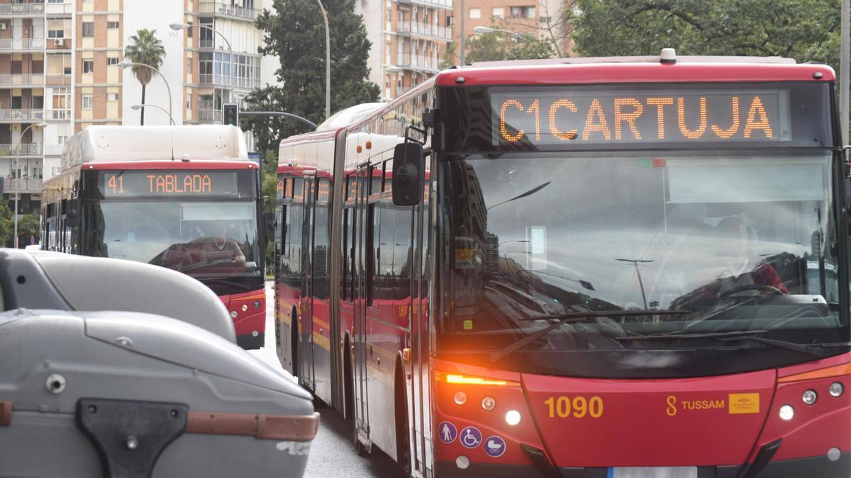 Autobús de Tussam en una calle de Sevilla
