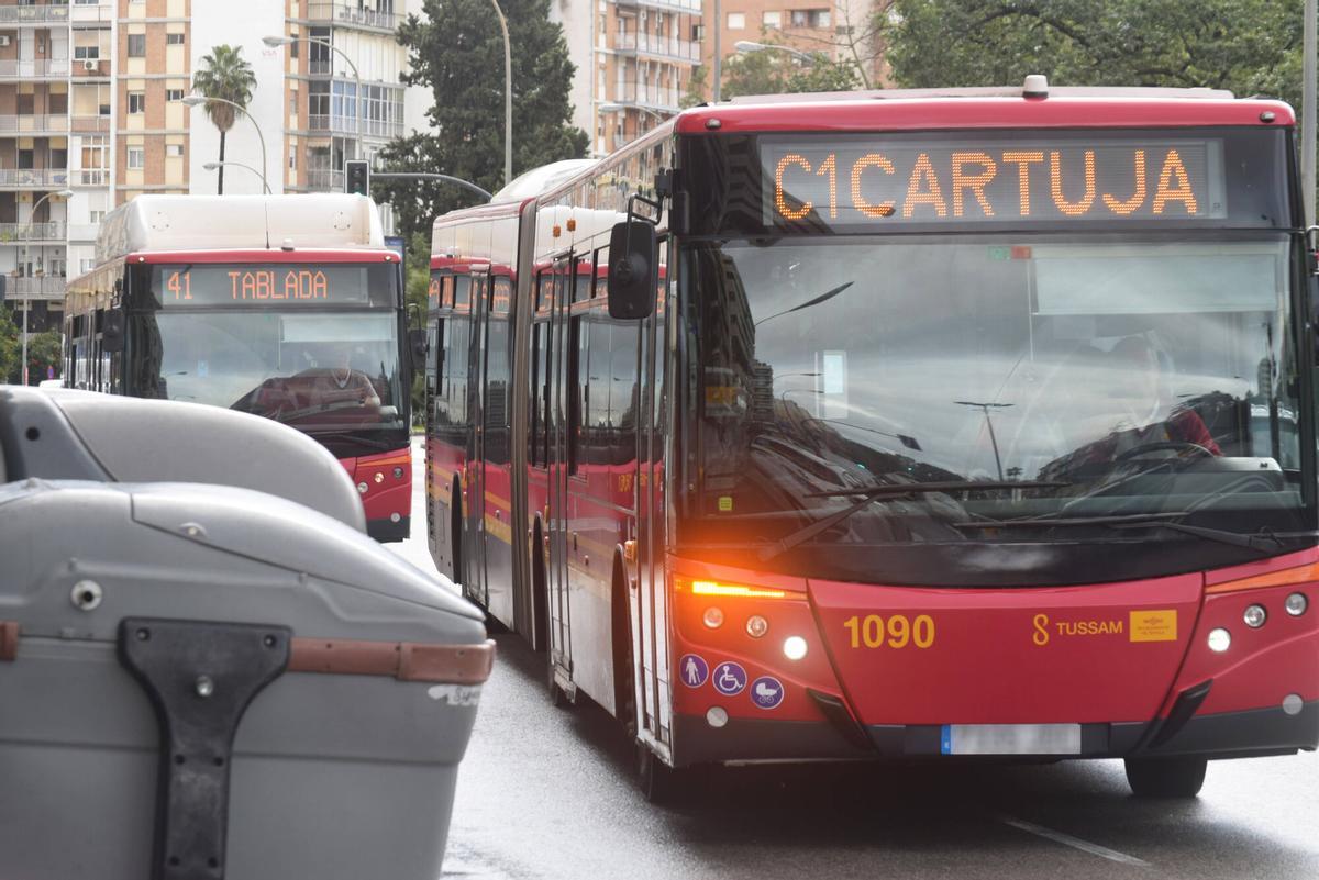 Autobús de Tussam en una calle de Sevilla