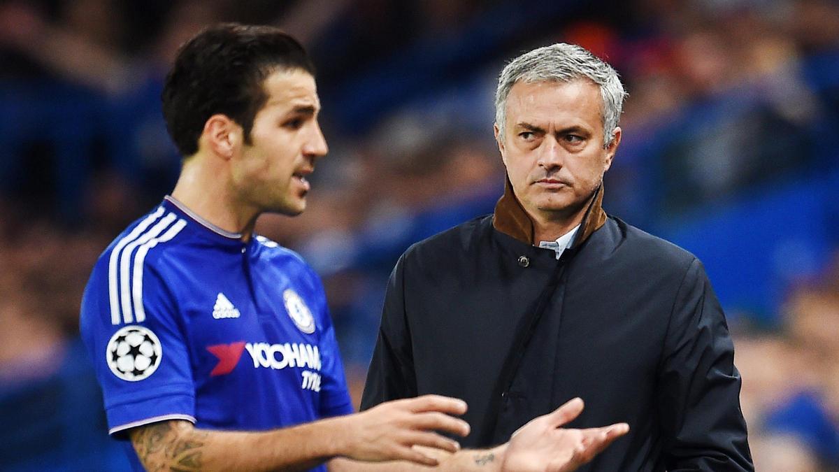 Cesc Fàbregas conversa con José Mourinho en el Chelsea