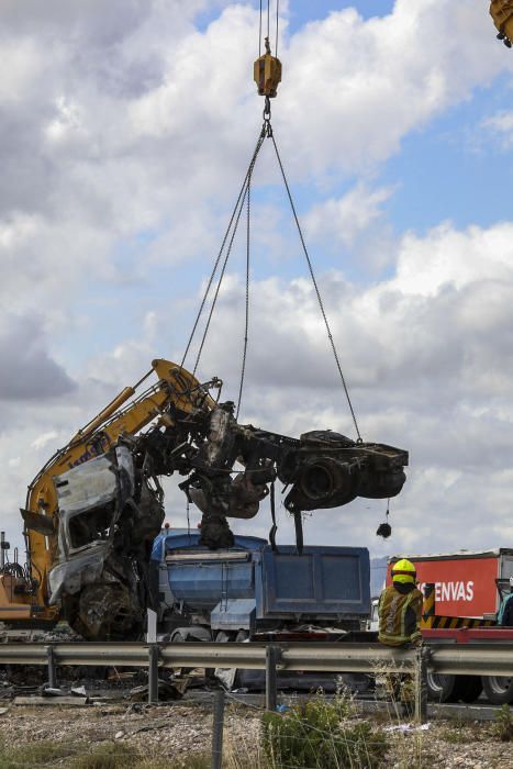 El accidente de la A-7 ha causado tres fallecidos y ha obligado a desviar el tráfico.