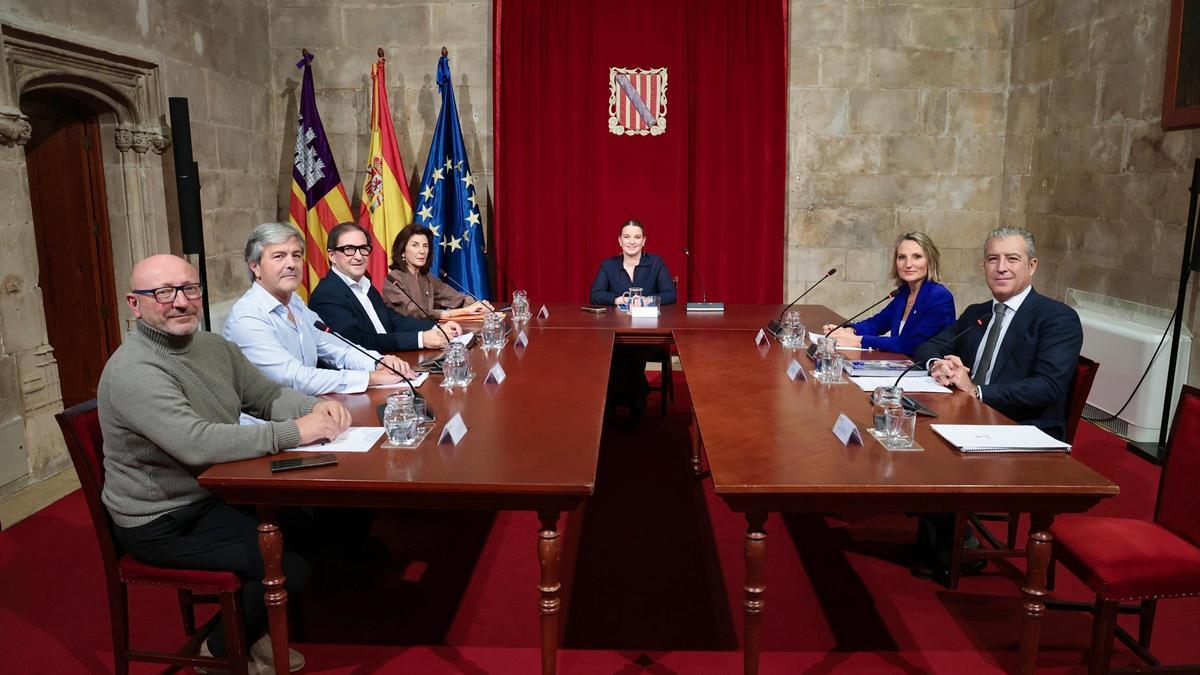 La reunión entre la presidenta Prohens, patronales y sindicatos ha tenido lugar esta tarde en el Consolat de Mar.